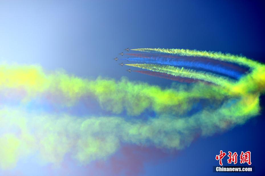 中國空軍八一飛行表演隊(duì)上演“空中芭蕾”。