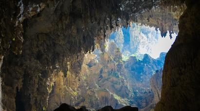 【德巴仙境】<德天跨國大瀑布、鵝泉、 巴馬長壽村、百魔天坑、水波天天窗、明仕田園風(fēng)光動(dòng)車4天全景游>